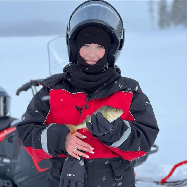 Saariselkä: Ice Fishing Tour to Lake Inari, reindeers& lunch - Learning the simple art of ice fishing