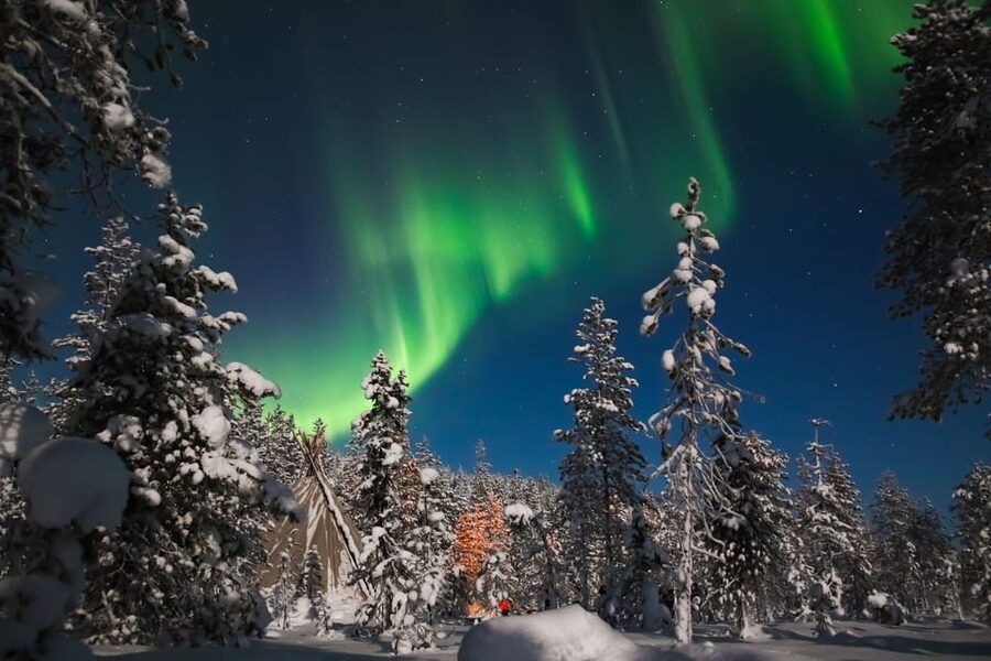 Saariselkä: Northern Lights Hunting Snowshoe Trip - Learning to walk in snowshoes