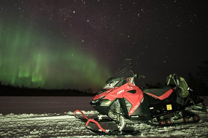 Snowmobile Safari to Search for the Northern Lights - Learning to handle the snowmobile