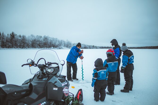 Snowmobiling and ice fishing in Apukka Resort, Rovaniemi - Riding from Apukka Resort into the snowy countryside