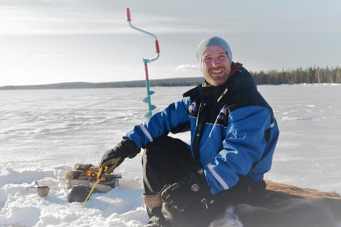 Snowmobiling and ice fishing in Apukka Resort, Rovaniemi - The bonfire is more than a pleasant extra
