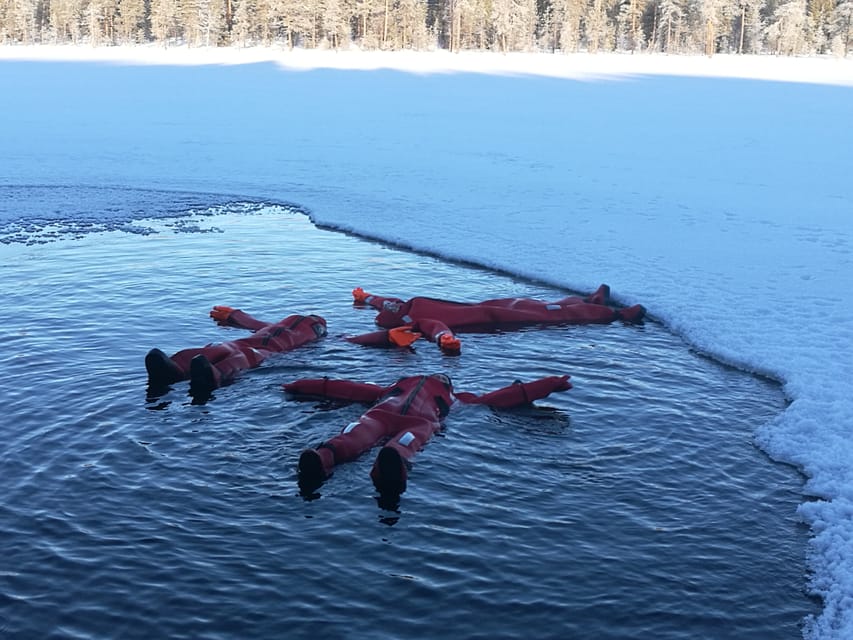 Ylläs: Lake Ylläsjärvi Ice-Floating Experience - Preparing for the rescue suit