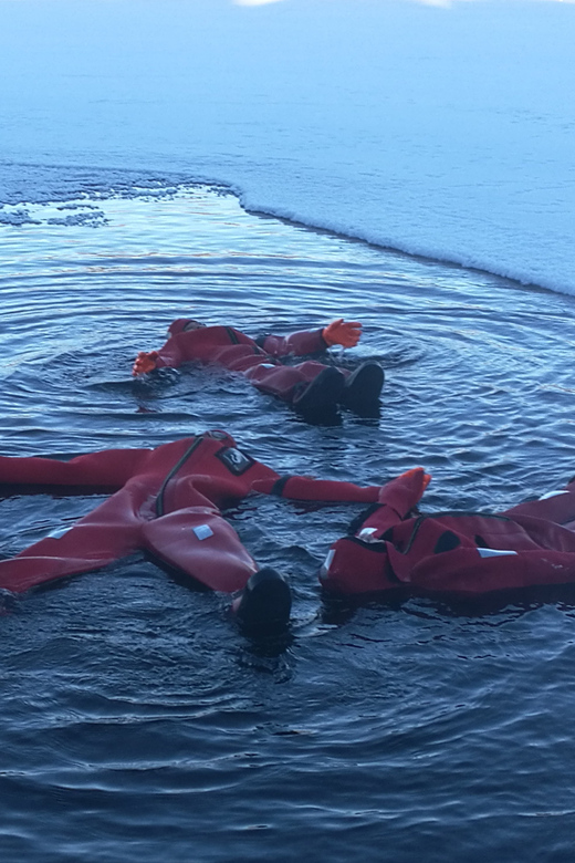 Ylläs: Lake Ylläsjärvi Ice-Floating Experience - Lying among the ice blocks
