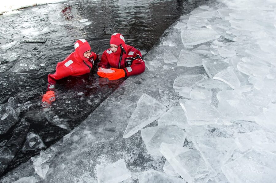 Ylläs: Lake Ylläsjärvi Ice-Floating Experience - Warming up beside the campfire