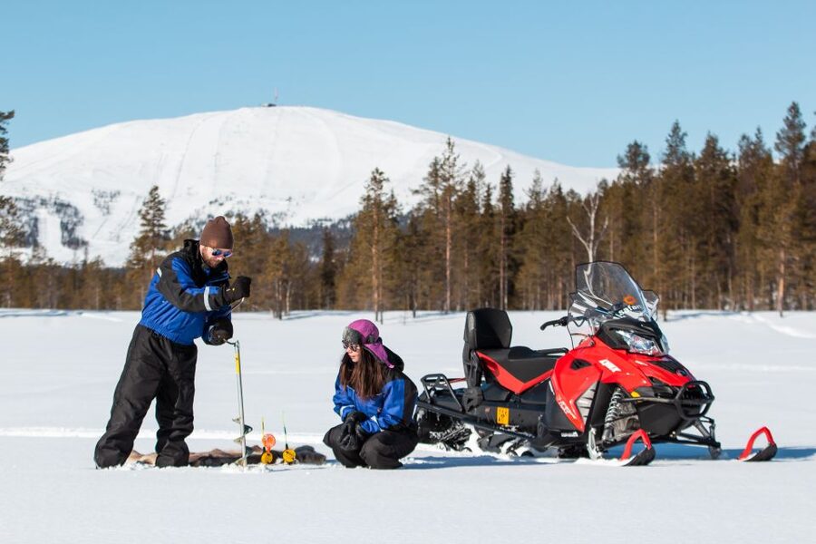 Ylläs: Snowmobile Adventure with Ice Fishing - Riding 35 to 40 kilometers into Ylläs winter