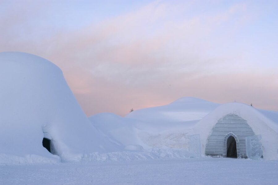 Ylläs: Snowmobile Tour to Arctic Snow Village & Snack - Riding from Ylläsjärvi into the snowy wilderness